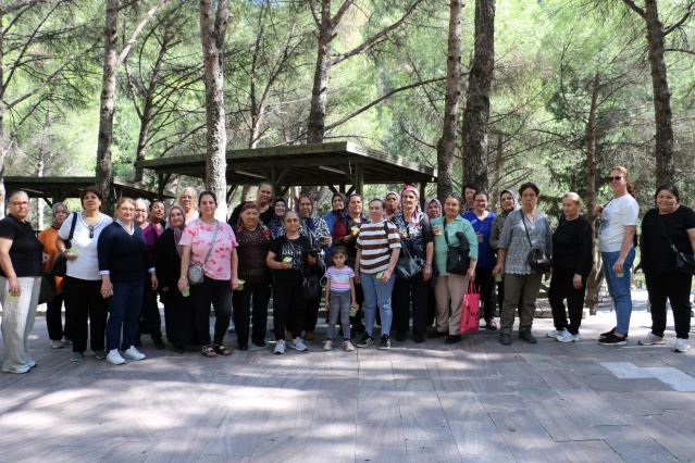 Gezinin bir sonraki durağı ise Muradiye Camii oldu. Ortaya koyduğu eserlerle dünya
mimarlık tarihine damgasını vuran Mimar Sinan’ın Ege Bölgesi’ndeki tek eseri olma özelliğini
taşıyan Muradiye Camii de ziyaret edildi. Ardından ziyaretçilerine muhteşem Manisa
manzarasını izleme imkânı sunan Mevlevihane’ye gidildi. Bir sonraki durak ise Şehzadeler
Park oldu. Burada da ziyaretçilere, ilimizde ve ülkemizde bulunan tarihi yapıların
minyatürleri hakkında bilgiler verildi.
