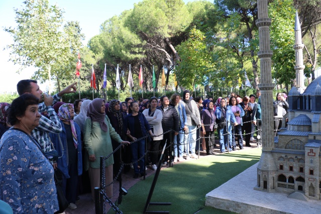 Sağlık Sıkıntılarım Sebebiyle Uzun Zamandır Gezemiyordum
Yedi yıl önce kaza geçirdiği belirten Naciye Levent, “ Geziye gitme imkânım pek olmuyordu zaten sağlığımda buna çok müsait değildi. Yedi yıl önce üzerime duvar yıkıldı ve yıllarca ameliyat olamadım. Yeni ameliyat oldum bu yüzden uzun uzun yürüyemiyorum. Ablam sağ olsun bugün onun desteğiyle yürüdüm. Gezi çok güzeldi bizlere bu imkânı sağladığı için Ferdi Başkan’a çok teşekkür ederim’’ diye söyledi.