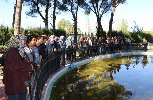 Manisa Büyükşehir Belediyesi’nin ilçelerde ve köylerde yaşayan kadınların hem Manisa’nın tarihi ve kültürel mekânlarını gezmesi hem de keyifli bir gün geçirmesi amacıyla düzenlediği ‘Adım Adım Manisa’ projesi hız kesmeden devam ediyor. Bu kapsamda Gölmarmara ilçesinden 98 kişilik kadın kafilesi kent merkezinde ağırlandı. Hanımlar Aile Çay Bahçesi’nde karşılanan kafile daha sonra Tıp Tarihi Müzesi’ne ve Uluslararası Mesir Macunu Festivali’ne ev sahipliği yapan Sultan Camii’ne götürüldü.