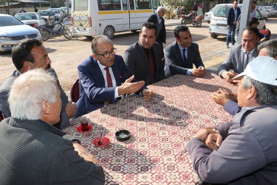 Manisa Büyükşehir Belediyesi Genel Sekreter Yardımcısı Mustafa Genç, Selendi’deki prestij caddelerinde Manisa Büyükşehir Belediyesi tarafından yapılan kaldırım, boyalı kilit parke ve yol çalışmalarını yerinde inceledi.

Manisa Büyükşehir Belediyesi, Selendi ilçesinde MASKİ Genel Müdürlüğünün kanalizasyon, yağmur suyu, ve içme suyu hattı çalışmalarının bitimiyle beraber Yol Yapım ve Onarım Dairesi Başkanlığı tarafından kaldırım, yol ve boyalı kilit parke taşı döşeme çalışmalarına devam ediyor. Bu kapsamda Manisa Büyükşehir Belediyesi Genel Sekreter Yardımcısı Mustafa Genç, yapılan çalışmaları yerinde inceledi. Genç’e Büyükşehir Belediyesi Bilgi İşlem Dairesi Başkanı Metin Memiş, Büyükşehir Belediyesi Sağlık İşleri Dairesi Başkanı Talip Akbaş, Büyükşehir Belediyesi Selendi Muhtarlık Hizmetleri Sorumlusu Sakin Gürbüz de eşlik etti. Şehit Er Kemal Davulcu ve Mehmet Akif Ersoy caddelerinde yapılan çalışmaları inceleyen Genç, son durum hakkında bilgiler aldı. Genç, “Manisa Büyükşehir Belediyesi, MASKİ Genel Müdürlüğümüz tarafından yapılan altyapı çalışmalarının bitimi ile beraber üstyapı işlerine başladı. Bozuk olan yollar düzeltiliyor, ışıklandırmalar yapıldı, boyalı kilit parke döşeme işlemleri de son sürat devam ediyor. Çalışmalar tamamlandıktan sonra vatandaşlarımız yazın tozdan, kışın çamurdan da kurtulacak ve Selendi’nin caddeleri modernleşecek. Amacımız Selendi ilçemizi yaşanılabilir bir kent haline getirmektir” dedi.
Vatandaşlarla Sohbet Etti
Manisa Büyükşehir Belediyesi Genel Sekreter Yardımcısı Mustafa Genç, prestij caddelerindeki incelemelerin ardından mahalle kahvehanelerinde vatandaşlarla sohbet etti. Büyükşehir Belediyesinin çalışmaları hakkında Selendili vatandaşlara bilgiler veren Genç, istek ve talepleri de dinledi.