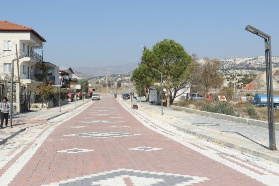 ANDROİD KULLANICILARIN DİKKATİNE..FOTOĞRAFLARIN TAMAMINI GÖRMEK İÇİN FOTOLARIN ÜSTÜNE TIKLAYINIZ
Manisa Büyükşehir Belediyesi Genel Sekreter Yardımcısı Mustafa Genç, Selendi’deki prestij caddelerinde Manisa Büyükşehir Belediyesi tarafından yapılan kaldırım, boyalı kilit parke ve yol çalışmalarını yerinde inceledi.

Manisa Büyükşehir Belediyesi, Selendi ilçesinde MASKİ Genel Müdürlüğünün kanalizasyon, yağmur suyu, ve içme suyu hattı çalışmalarının bitimiyle beraber Yol Yapım ve Onarım Dairesi Başkanlığı tarafından kaldırım, yol ve boyalı kilit parke taşı döşeme çalışmalarına devam ediyor. Bu kapsamda Manisa Büyükşehir Belediyesi Genel Sekreter Yardımcısı Mustafa Genç, yapılan çalışmaları yerinde inceledi. Genç’e Büyükşehir Belediyesi Bilgi İşlem Dairesi Başkanı Metin Memiş, Büyükşehir Belediyesi Sağlık İşleri Dairesi Başkanı Talip Akbaş, Büyükşehir Belediyesi Selendi Muhtarlık Hizmetleri Sorumlusu Sakin Gürbüz de eşlik etti. Şehit Er Kemal Davulcu ve Mehmet Akif Ersoy caddelerinde yapılan çalışmaları inceleyen Genç, son durum hakkında bilgiler aldı. Genç, “Manisa Büyükşehir Belediyesi, MASKİ Genel Müdürlüğümüz tarafından yapılan altyapı çalışmalarının bitimi ile beraber üstyapı işlerine başladı. Bozuk olan yollar düzeltiliyor, ışıklandırmalar yapıldı, boyalı kilit parke döşeme işlemleri de son sürat devam ediyor. Çalışmalar tamamlandıktan sonra vatandaşlarımız yazın tozdan, kışın çamurdan da kurtulacak ve Selendi’nin caddeleri modernleşecek. Amacımız Selendi ilçemizi yaşanılabilir bir kent haline getirmektir” dedi.
Vatandaşlarla Sohbet Etti
Manisa Büyükşehir Belediyesi Genel Sekreter Yardımcısı Mustafa Genç, prestij caddelerindeki incelemelerin ardından mahalle kahvehanelerinde vatandaşlarla sohbet etti. Büyükşehir Belediyesinin çalışmaları hakkında Selendili vatandaşlara bilgiler veren Genç, istek ve talepleri de dinledi.