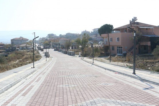 Manisa Büyükşehir Belediyesi Genel Sekreter Yardımcısı Mustafa Genç, Selendi’deki prestij caddelerinde Manisa Büyükşehir Belediyesi tarafından yapılan kaldırım, boyalı kilit parke ve yol çalışmalarını yerinde inceledi.

Manisa Büyükşehir Belediyesi, Selendi ilçesinde MASKİ Genel Müdürlüğünün kanalizasyon, yağmur suyu, ve içme suyu hattı çalışmalarının bitimiyle beraber Yol Yapım ve Onarım Dairesi Başkanlığı tarafından kaldırım, yol ve boyalı kilit parke taşı döşeme çalışmalarına devam ediyor. Bu kapsamda Manisa Büyükşehir Belediyesi Genel Sekreter Yardımcısı Mustafa Genç, yapılan çalışmaları yerinde inceledi. Genç’e Büyükşehir Belediyesi Bilgi İşlem Dairesi Başkanı Metin Memiş, Büyükşehir Belediyesi Sağlık İşleri Dairesi Başkanı Talip Akbaş, Büyükşehir Belediyesi Selendi Muhtarlık Hizmetleri Sorumlusu Sakin Gürbüz de eşlik etti. Şehit Er Kemal Davulcu ve Mehmet Akif Ersoy caddelerinde yapılan çalışmaları inceleyen Genç, son durum hakkında bilgiler aldı. Genç, “Manisa Büyükşehir Belediyesi, MASKİ Genel Müdürlüğümüz tarafından yapılan altyapı çalışmalarının bitimi ile beraber üstyapı işlerine başladı. Bozuk olan yollar düzeltiliyor, ışıklandırmalar yapıldı, boyalı kilit parke döşeme işlemleri de son sürat devam ediyor. Çalışmalar tamamlandıktan sonra vatandaşlarımız yazın tozdan, kışın çamurdan da kurtulacak ve Selendi’nin caddeleri modernleşecek. Amacımız Selendi ilçemizi yaşanılabilir bir kent haline getirmektir” dedi.
Vatandaşlarla Sohbet Etti
Manisa Büyükşehir Belediyesi Genel Sekreter Yardımcısı Mustafa Genç, prestij caddelerindeki incelemelerin ardından mahalle kahvehanelerinde vatandaşlarla sohbet etti. Büyükşehir Belediyesinin çalışmaları hakkında Selendili vatandaşlara bilgiler veren Genç, istek ve talepleri de dinledi.