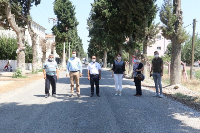 Başkan El Attı Sonuç Güzel Oldu
Atatürk Mahalle Muhtarı Nalan Arı; “Şehrimizin içinde bulunan hareketli bir yol burası. Merkeze girmek isteyen vatandaşlarımız çevre yolundan bağlanarak bu yolu kullanıyor. Bu yolun yapılması ilçemiz için çok iyi oldu. Yan yana iki araç çok zor geçiyordu. Bu yolumuz yapılınca artık araçlarımız daha rahat gelip geçebiliyorlar. Manisa Büyükşehir Belediye Başkanımıza çok teşekkür ederiz” ifadelerini kullandı.