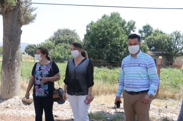 Manisa Büyükşehir Belediyesi, Gölmarmara ilçesinde altyapı çalışmaları tamamlanan Uğur Mumcu Caddesi üzerinde sathi kaplama çalışmalarını da tamamladı. Manisa Büyükşehir Belediyesi Muhtarlık İşleri Dairesi Başkanlığı Mahalle Hizmetleri Şube Müdürü Nuray Çevirmeci de, Yol Yapım ve Onarım Dairesi Başkanlığı tarafından yapılan çalışmaları incelemek üzere Gölmarmara ilçesi Atatürk Mahallesi Uğur Mumcu Caddesi'ne gitti. Burada Atatürk Mahallesi, Kayapınar Mahallesi ve İhsaniye Mahallesi muhtarlarıyla bir araya gelen Çevirmeci'ye Gölmarmara Muhtarlık İşleri Şube Müdürü Kağan Tunçelli de eşlik etti. Çevirmeci, mahalle muhtarlarından yol hakkındaki memnuniyetlerini dinledi.