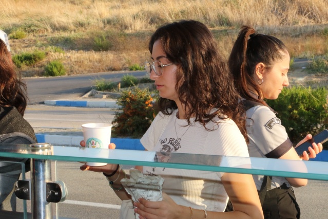 Çorbalar,sabahın erken saatlerinde Prof. Dr. İlhan VarankYerleşkesi'nde iki noktada, UncubozköyYerleşkesi'nde bir noktada ve Manisa Lisesi önünde bulunan Gençlik Parkı’nda bir nokta olmak üzere toplam dört farklı alanda dağıtımı gerçekleştirildi. Manisa Büyükşehir Belediyesi Genel Sekreteri Burak Deste de Manisa Lisesi önündeki çorba dağıtım noktasını ziyaret etti.