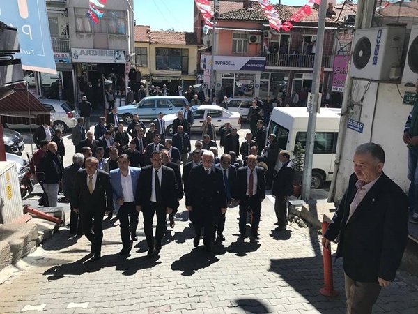 Demirci girişinde karşılanan Aydın, önce Menderes Bulvarı üzerindeki seçim bürosunu açtı. İYİ Parti'nin kuruluş çalışmaları sırasında MHP'den istifa eden ilçe başkanlarından Ahmet Kırkaya'yı hastalığı nedeniyle geçmiş olsun ziyaretinde bulundu.