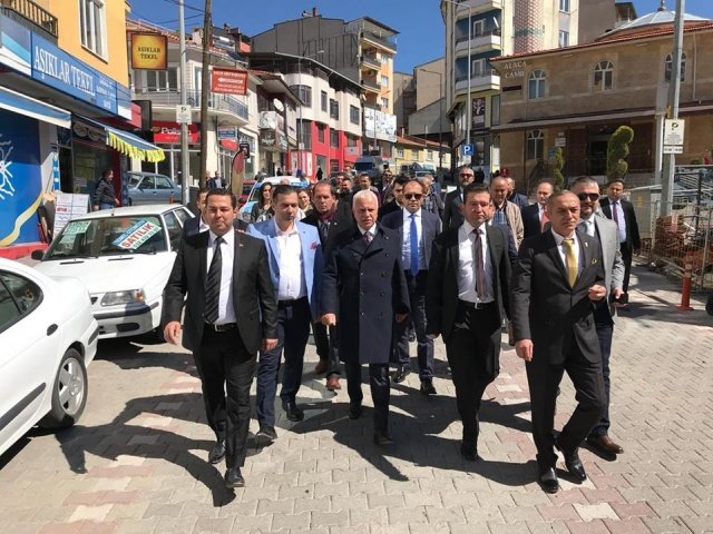 Beraberinde Millet İttifakı Demirci Belediye Başkan adayı Haluk Şenyurt, İYİ Parti Demirci ilçe Başkanı Yılmaz Ercan, CHP Demirci İlçe Başkanı Melih Kuru meclis üyesi adayları ve çok sayıda partili ile Demirci Mehmet Akif Meydanından Cumhuriyet Meydanına kadar yürüyen Aydın esnafları selamladı onlarla görüştü.