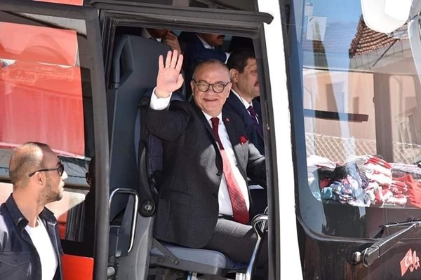 Manisa ve ilçelerinde yaptığı seçim çalışmaları çerçevesinde Cuma günü akşam saatlerinde Demirci ilçesine gelen Cengiz Ergün geceyi Hisar Kaplıcalarında geçirdi.
İlçe girişinde kalabalık bir konvoyla ilçe merkezine giren Cengiz Ergün’e vatandaşlar yol kenarında sevgi gösterilerinde bulundular.