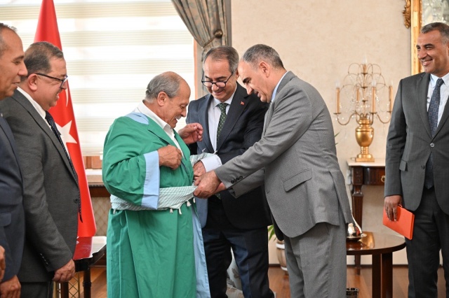 Vali Özkan, “Esnafımız, alın teriyle ailelerine gelir temin ediyor aynı zamanda bir kültürü gelecek nesillere aktarıyor. Ahilik kurumu ve anlayışı daim olsun.Tarihimizi, kültürümüzü her zaman istinat noktası yapacağız.