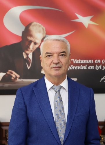 Burada yürütülen çalışmalarla ilgili bilgi veren Başkan Bilgin, şunları kaydetti;

"Mütevelli mahallemizde kapanan Belediye binasının bahçesinde kapsamlı bir tadilat ve yenileme çalışması başlattık. Bu çerçevede kafeteryayı yenileyeceğiz. Bahçesine ise ahşap pergole, çocuk oyun parkı, kadınlar için oturma ve dinlenme alanları kuracağız. Bitkilendirme ve aydınlat çalışması ile parkımızı modern bir görünüme kavuşturacağız. Hayırlı olsun.

Göreve geldikleri günden bu yana Saruhanlı için gayretle çalıştıklarını ifade eden Bilgin, hizmetlerinin ulaşmadığı tek bir mahalle ve tek bir sokak dahi kalmadığını da sözlerine ekledi.