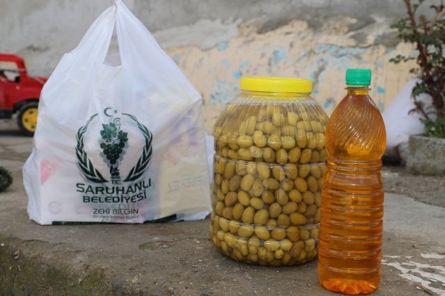Belediye Başkanı Zeki Bilgin, konuyla ilgili yaptığı açıklamada, Belediyenin zeytinliklerinden elde edilen 5 ton zeytin ile 2 ton zeytinyağını 11 ayın sultanı mübarek ramazan ayında 2 binin üzerinde ihtiyaç sahibi aileye dağıttıklarını ifade etti.