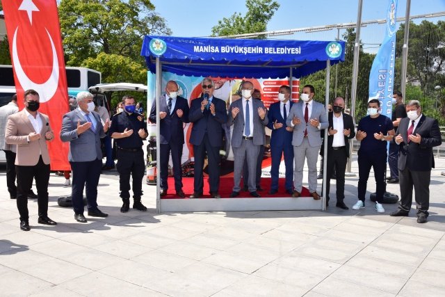 Can ve Mal Kayıplarının Önüne Geçiyoruz
Göreve geldiği ilk günden itibaren Manisa’ya en güzel hizmetleri verebilmenin çabası içerisinde olduğunu dile getiren Başkan Ergün, “Hemşerilerimizden aldığımız olumlu geri dönüşler ve gösterdikleri teveccüh, yaptığımız çalışmaların ne kadar doğru olduğunu gözler önüne seriyor. Dünya çapında olaylara müdahale süresiyle rekor kıran, çok sayıda hayat kurtaran, canları pahasına görevlerinden ödün vermeden özveriyle çalışan itfaiyemize; amirlik ve müfreze noktaları ile birlikte modern araç, ekipman ve ihtiyaç duyulan tüm malzemelerin temin edilmesi için büyük hassasiyet gösterdik. İtfaiye hizmetlerimiz, Manisa il genelinde 56 noktada başarılı bir şekilde yürütülüyor. İlçe merkezlerimize ve müfreze binalarımıza uzak olan bölgelere de ilk müdahaleyi sağlayacak İtfaiye Su Tankerlerimizi, muhtarlarımız marifetiyle hizmete sunuyoruz. Hatırlayacağınız üzere, daha önce İtfaiye Su Tankerlerinden 78 adedini muhtarlarımıza dağıtmıştık. Bugün de 20 tanker daha veriyoruz. Böylece toplamda 98 adet tankeri mahallelerimize ulaştırmış olacağız. Buradaki amacımız; olası bir yangının muhtarlarımıza bildirilmesinin ardından yangına hemen müdahale etme imkanı sağlamaktır. Manisa il genelindeki 56 adet itfaiye binamız ve 98 adet itfaiye su tankerimiz sayesinde toplamda 154 noktadan müdahale hızlıca yapılarak can ve mal kayıplarının önüne geçmiş olacağız. Yüce Allah kullanmayı nasip etmesin. Bunu hep söylerim. Ancak hayatın gerçekleri de ne yazık ki kaçınılmaz” ifadelerinde bulundu