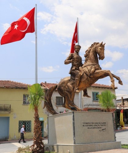 "Gökçeköy'e verdiğimiz sözleri birer birer hayata geçiriyoruz. Gökçeköy’de atıl vaziyetteki üç adet parkın peyzajını yaptık. Şimdi de Gökçeköy‘ün meydanını düzenledik. Belediye binasının önünü düzenledik. Saruhanlımızda hiçbir yerde olmayan Atamızın devasa heykelini, Gökçeköy’ün yiğit insanlarını temsil eden bir heykeli, Gökçeköy'e kazandırdık. Hayırlı olsun."