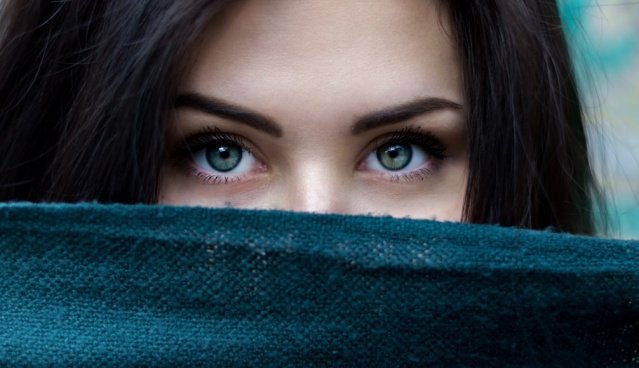 Her türlü şartta güzel görünmek isteyen kadınlar, pandemi döneminde de bakımından ve makyajından geri kalmıyor. Hayatımızın bir parçası haline gelen maskeleri adeta birer aksesuar gibi kullanmaya başlayan kadınlar, kaş ve gözlerinin güzelliği için de kalıcı makyaj uygulamalarına yöneldi.
Kalıcı Makyaj Uzmanı Meltem Seren, yüzde en fazla dikkat çeken ve yüze ifade veren kaş ve gözlerin maskelerle birlikte daha da ön plana çıktığını ve bunlara yönelik kalıcı makyaj uygulamalarına yoğun ilgi olduğunu söyledi. Pandemide çocukların ve eşlerin daha çok evde olması nedeniyle makyaja fazla zaman ayıramayan kadınların çözümü kalıcı makyajda bulduğunu belirten Meltem Seren, bu nedenle kadınların bir kez kalıcı makyaj yaptırarak, günlük makyajla uğraşmadan uzun süreli güzel görünmek istediklerini dile getirdi.
Meltem Seren kalıcı makyaj uygulamaları konusunda şu bilgileri verdi: