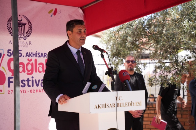 Şeyh İsa Mahallesi Muhtarı Zafer Kara ve mahalle çocukları tarafından çiçekler ile karşılanan protokol üyeleri daha sonra Şeyh İsa Türbesi’nde dua okudu.
Saygı Duruşu, İstiklal Marşı ve Kur’an tilavetinin ardından başlayan Şeyh İsa’yı anma töreninde açılış konuşmasını gerçekleştiren Şeyh İsa Mahalle Muhtarı Zafer Kara, Türkiye’nin en büyük 2. festivalini gerçekleştirdiklerini belirterek, Akhisar Belediye Başkanı Besim Dutlulu’ya mahallelerine yaptığı katkılardan dolayı teşekkür etti.
