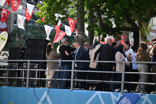 NESCO İnsanlığın Somut Olmayan Kültürel Mirası Listesi’nde yer alan ve bu yıl “Yaşayan Festival” sloganıyla gerçekleştirilen 486. Uluslararası Manisa Mesir Macunu Festivali, 10 ton mesirin saçıldığı tarihi törenle sona erdi. Spil Dağı’ndan Gastronomi Arenası’na, sergilerden tiyatroya kadar kenti dev bir açık hava sahnesine çeviren festival, Manisa tarihinin en geniş kapsamlı organizasyonlarından birine imza attı.