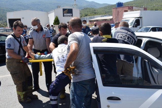 İzmir'in Kemalpaşa ilçesinde meydana gelen zincirleme trafik kazasında iki kişi yaralandı.