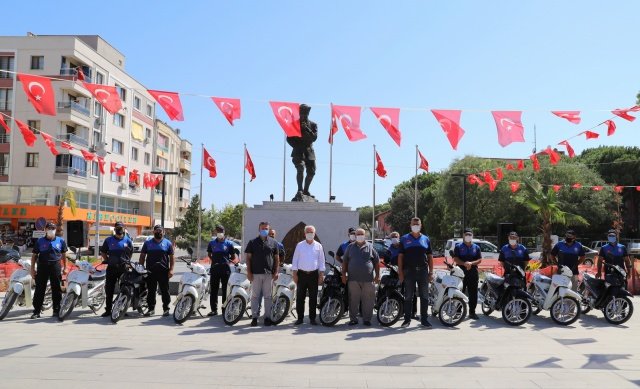 Saruhanlı Belediyesi tarafından satın alınan 13 adet motosiklet, düzenlenen törenle Çiftçi Malları Koruma Başkanlığı’na (ÇMKB) teslim edildi.