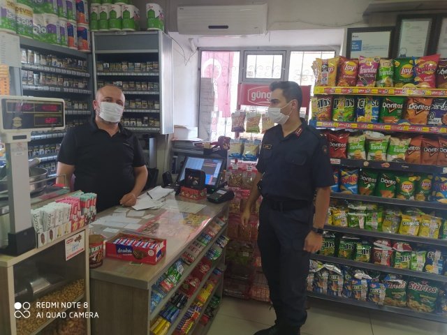 Ekipler bu kapsamda iş yerleri, marketler, camiler, Pazar yerleri, toplu taşıma araçları, ticari taksiler, yollar, alışveriş alanları, lokantalar, kafeteryalar, kuaför, berber ve tüm yaşam alanlarında içerisinde bulunduğumuz kontrollü sosyal hayat döneminde Koronavirüs Bilim Kurulu tarafından belirlenerek yayımlanan rehberlerde yer alan kurallar ve alınması gereken önlemlere ilişkin sorumlulukların yerine getirilip getirilmediğinin denetimlerini gerçekleştirdiler.