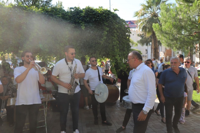 Turgutlu Belediyesi Şubat Ayı meclisinden alınan karara istinaden Turgutlu Makedonya Göçmenleri Kültür ve Dayanışma Derneğinin genç üyeleri için kültür turu düzenlendi.  Proje, genç üyelerin Ata topraklarını tanımasına ve manevi değerlerine sahip çıkmalarına imkan ve katkı sağlayacak. Turgutlu Belediye Başkanı Çetin Akın, Turgutlu Belediyesi Meclis Üyeleri Recep İşleyen, İbrahim Gökdere ve Turgutlu Makedonya Göçmenleri Kültür ve Dayanışma Derneği Başkanı Ercan Özduman ile birlikte Kuzey Makedonya’ya gidecek kafileyi yolcu etti.