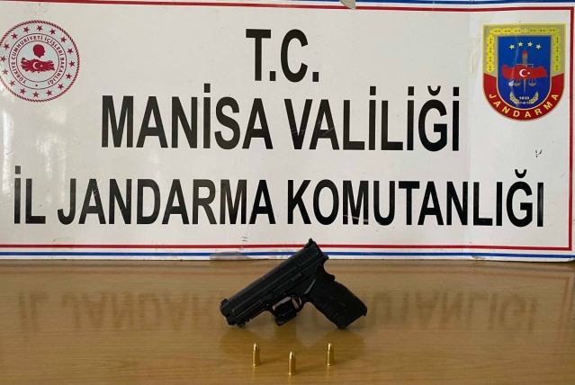 6136 Sayılı Kanuna Muhalefet (Ruhsatsız Tabanca) Akhisar ve Yunusemre İlçe Jandarma Komutanlıkları tarafından 30.04.2024 tarihinde yapılan asayiş uygulamalarında; N.E. ve F.Y. isimli şahısların üstleri ile ikametlerinde yapılan aramalarda toplam; - 3 adet tabanca, - ⁠23 adet 9 mm tabanca fişeği - ⁠2 adet 7.65 mm tabanca fişeği - ⁠6 adet ses fişeği - ⁠2 gram esrar maddesi ele geçirilmiştir. Şahıslar hakkında adli makamların talimatları doğrultusunda tahkikata başlanmıştır.