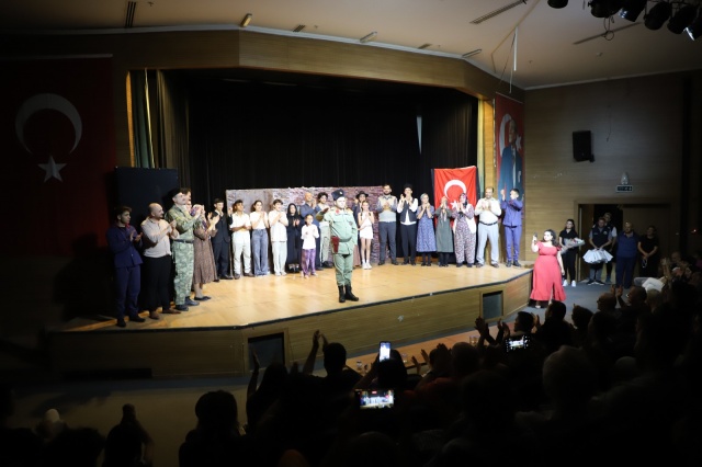 Mesadet Özcan Konferans Salonu’nda sahnelenen oyunu Turgutlu Belediye Başkanvekili İlhami Bayram, meclis üyesi Cemal Aydın ve çok sayıda vatandaş izledi.