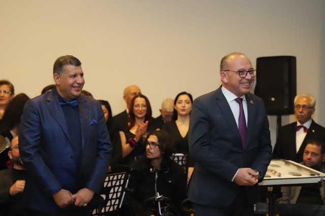 “Salih şefimiz, koromuz, müzisyen arkadaşlarımız, sunucumuz herkes bugün başka bir güzel. Salonu hazırlayan Belediye personelimiz işlerini hakkıyla yapmışlar. Çok güzel bir gece geçiriyoruz. Buradan bir müjde paylaşmak istiyorum. Artık bu salonlar yetmiyor, Turgutlu'ya da yakışmıyor. Ergenekon Mahallemizde yapmış olduğumuz 440 kişilik Kültür Sanat Merkezini bir aksilik olmazsa Şubat ayı sonu itibariyle hep birlikte açılışını yapacağız.