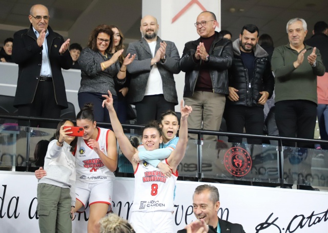 Kadın Voleybol Takımı nefes kesti



Turgutlu Belediyesi Kadın Voleybol Takımı da heyecan dolu bir mücadelede Söke Belediye Saldos Voleybol Takımı’nı 3-1’lik skorla yenmeyi başardı. Maçın her iki takımdan da büyük bir mücadele ve heyecan dolu anlara sahne olması, salondaki taraftarları oldukça coşturdu. (19-25) (25-23) (27-25) (25-18) sonuçlarla başabaş geçen setler, voleybolseverlere unutulmaz bir deneyim sundu.



İkinci sette rakibine üstünlük kurmayı başaran Turgutlu ekibi, üçüncü sette ise Söke ekibinin geri dönüşüne engel olarak durumu 2-1’e getirdi. Son seti 25-18’lik bir skorla kazanmayı başaran Turgutlu Belediyesi, sahadan 3-1 galip ayrıldı. Maçın sonunda Turgutlu Belediyesporlu oyuncular, büyük bir sevinç yaşadı.