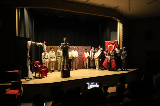 Turgutlu’nun kurtuluşunun 102. yılı, Turgutlu Belediyesi Tiyatro ekibi tarafından özel bir tiyatro gösterimi ile kutlandı. Tarihin anılarını canlandıran ve duygusal anlar yaşatan oyun, izleyicileri derinden etkiledi ve tam not almayı başardı.