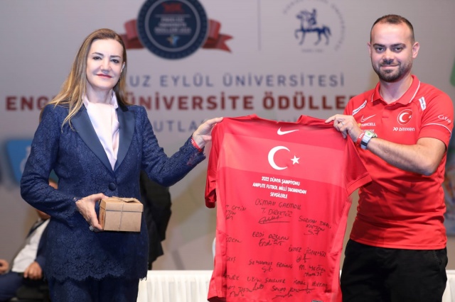 PROGRAMA “KUTLU GÜN MARŞI” İLE BAŞLANDI
DEÜ Devlet Konservatuvarının üç ayrı eser dinletisi ile başlayan, yoğun katılımın olduğu tören programında ilk olarak, İzmir’in kurtuluşunun 100’üncü yılına özel olarak DEÜ Rektörlüğü tarafından düzenlenen beste yarışmasında birincilik kazanan İltan Bilge’nin “Kutlu Gün Marşı” icra edildi. Dinletide ayrıca “Efem” ve Mozart’ın ünlü eseri “Türk Marşı” da DEÜ Devlet Konservatuvarı tarafından yorumlandı.