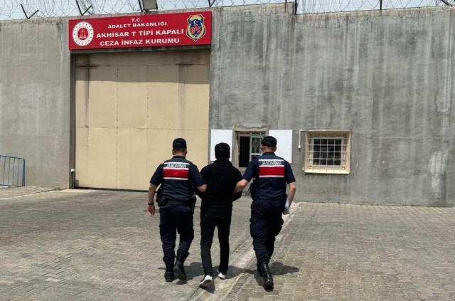 Yakalamalı Şahıs (FETÖ) Manisa İli Akhisar İlçesinde 15.05.2024 günü jandarma asayiş timi tarafından sorgulanan M.C. (E/34) isimli şahıs *Silahlı terör örgütüne üye olma (FETÖ/PYD)* suçundan kesinleşmiş 6 yıl 10 ay hapis cezasına istinaden tutuklanarak cezaevine teslim edilmiştir.