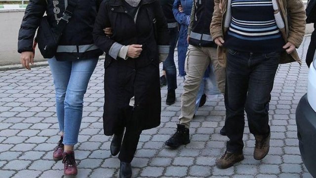 FETÖ/PDY Silahlı Terör Örgütü içerisinde faaliyet yürüten örgüt içerisinde Belletmen  (1), Ev abisi (1), Bölge Ortaokul Mesulü (1), Örgüt evinde kalan (1), Büyük Bölge Mesulü/Ders  İmamesi (1), Bylock Kullanıcısı (1) şüpheli şüpheli şahsa yönelik ilimiz merkezi ve İstanbul  ilinde 24.01.2022 günü saat 07:30’da eş zamanlı olarak şüpheli şahısların yakalanmalarına, suç  ve suç unsuru ele geçirilmesine yönelik yapılan operasyon kapsamında; 
1-S.K. 
2-O.C.E. 
3-F.G. 
4-B.G. 
5-S.O. 
6-S.A. 
6 şüpheli şahsa yönelik gerçekleştirilen operasyonda 5 şahıs yakalanarak gözaltına  alınmış, 1 şüphelinin yakalanmasına yönelik çalışmalar devam etmektedir. 
Kamuoyuna saygı ile duyurulur.
