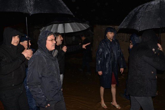 10.01.2019 akşam saatlerinde başlayan yoğun yağışların sebep olduğu su taşkınları nedeniyle Vali Ahmet Deniz 11 Ocak Cumartesi akşam saatlerinden itibaren su taşkınlarının olduğu Spil Mahallesi ve çevresinde inceleme yaparak çalışmaları takip ve koordine etti.
Çalışmalara, Yunusemre Kaymakamı Ahmet Erdoğdu, Manisa Büyükşehir Belediyesi Genel Sekreter Yardımcısı Mustafa Genç, Yunusemre Belediye Başkanı Dr.Mehmet Çerçi, İl Emniyet Müdürü Fevzi Bilgiç, İl Afet ve Acil Durum Müdürü Mehmet Şinasi Yılmaz ve diğer yetkililer katıldı.
Daha sonra Vali Ahmet Deniz, Jandarma, AFAD, MASKİ, DSİ, İtfaiye tarafından GAMER’de oluşturulan Kriz Merkezine giderek vatandaşların can ve mal güvenliğini sağlamaya yönelik tedbirleri koordine etti. Bazı mahalle ve evlerde su tahliyeleri yapılarak, yer yer mahsur kalan vatandaşlar kurtarıldı ve Yunusemre ilçesi Spil mahallesindeki 31 vatandaş evlerinden tahliye edilerek Manisa Öğretmenevi ile Yunusemre Belediyesi misafirhanesinde barındırılmaları, diğer vatandaşların da güvenli evlere taşınmaları sağlandı.