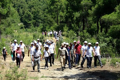 Demirci Gençlik ve Spor İlçe Müdürlüğünce organize edilen programda ilçeye bağlı Çataloluk Mahallesi yakınlarında Delikliyar mağaraları ziyaret edildi.