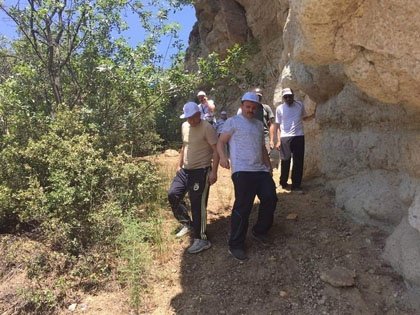 Demirci Kaymakamı Mutlu Akyol ve kurum amirleri ile öğretmenlerin katıldığı gezide katılımcılar mağaralara Çataloluk mahallesinden 10 km metrelik yürüyüş yaptılar.