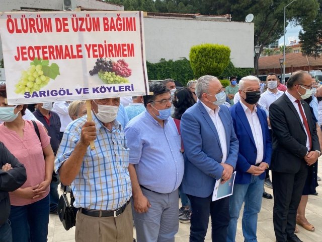 Cumhuriyet Halk Partisi jeotermal enerji ile ilgili uzun zamandır bir çalışma içinde olduğunu belirten CHP Manisa Milletvekili Ahmet Vehbi Bakırlıoğlu burada yaptığı konuşmada;  iki ay önce CHP Genel Başkan Yardımcısı Ali Öztunç Başkanlığında kurulan ve benimde içinde yer aldığım JES Komisyonu olarak Ege bölgesinde beş ili kapsayan bölgede incelemeler yaptık.  

Çok önemli tespitlerimiz oldu. Alaşehir, Salihli, Sarıgöl ilçelerinde kurulu olan jeotermal elektrik santralleri çevresindeki köylerde çiftçilerle ziraat odası başkanlarıyla çevre dernekleriyle buluşarak görüşlerini aldık. Elektrik santrallerinin teknik sorumlularından da bilgiler aldık.  

Tespitlerimiz, değerlendirmelerimiz ve çözüm önerileri bir rapor hazırladık. Gerçekten enerji kaynaklarının doğru kullanımını da önemseyen tarafsızlık ilkesiyle hazırladık raporumuzu. Herkesin çok önemli katkıları oldu.

“CHP JES RAPORU”  olarak hazırladığımız kitabımızı Sarıgöl, Alaşehir, Salihli ve Ahmetli Ziraat Odası Başkanları, Ticaret Odası ve Ticaret  Borsası başkanlarımızla, çevre dernekleri sivil toplum kuruluşları ile paylaştık.

Şu anda jeotermal sondajlardan kaynaklı ciddi sorunlar var. Gediz havzasında rezerv kapasitesinin çok üzerinde ruhsat verilmiş ve gereğinden çok fazla sayıda elektrik santrali kurulmuş durumda. Ege bölgesindeki jeotermal elektrik santralleri insanların yaşam alanlarının içine, tarım alanlarına kurulmuş olması, gazlarını havaya bırakmaları yüzünden koku ve gazlar havamızı kirletiyor, yer yüzüne çıkarılan akışkanın yine aynı derinliğe deşarj edilmesi gerekirken yüzeye yakın bıraktıkları için yer altı sularımızı kirletiyor.  

Ahmetli Ziraat Odası tarımı ve çiftçilerin haklarını korumak için önemli bir adım attı. Bu güne kadar kurulan santrallerin yarattığı sorunları biliyoruz. Ahmetli’de kurulacak olan JES’te tarımsal üretimi olumsuz etkileyecek havamızı ve suyumuzu kirletecek.

CHP olarak Ahmetli halkının çiftçisinin yanında olacağız. Çünkü başka Gediz yok.

Gediz ovası, Türkiye tarımının kalbi. Tarımın kalbine sondaj çakarak Gediz’in yok edilmesine seyirci kalmayacağız ifadelerine yer verdi.

Hazırladıkları JES Raporu’nu herkesle paylaşarak tartışmaya açacaklarını belirten Bakırlıoğlu sorunun çözümü için herkesin üzerine düşeni yapması gerekiyor. Biz JES’lere karşı değiliz. Ama kar hırsıyla kaynakların vahşice kullanılmasına, insan yaşamının, tarımın, havanın, suyun zarar görmesini de istemiyoruz diyerek sözlerini tamamladı.