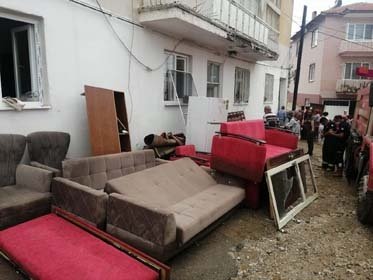 "Bugün Büyükbelen Mahallemizde yağıştan sonra 60 yıldır görülmeyen bir sel felaketi yaşandı. Hemşerilerime geçmiş olsun diliyorum. Biz de Saruhanlı Belediyesi olarak müdahale ettik. Manisa Büyükşehir Belediyesi koordinatörlüğünde, jandarma ekiplerimiz de burada. Belediye olarak da devlet olarak da hemşerilerimizin yanındayız. İnşallah yaralarını en kısa zamanda tedavi edeceğiz" dedi.