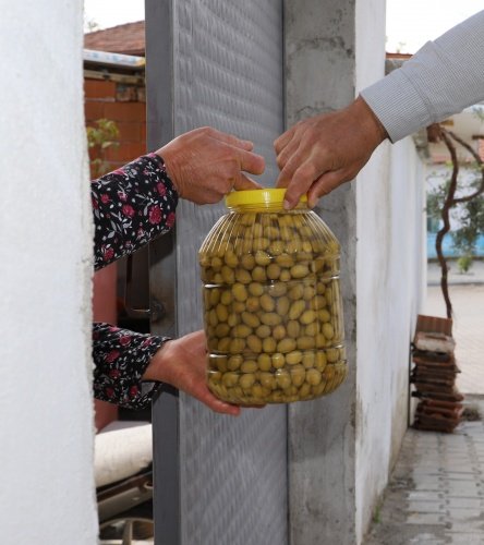 Manisa'nın Saruhanlı İlçesinde, daha önce Belediyenin traktörlerini ihtiyacı olan çiftçilere tahsis etmesiyle gündeme gelen Belediye Başkanı Zeki Bilgin, bu kez de Belediyenin arazilerinde yetişen zeytin ve zeytinyağlarını ihtiyaç sahibi ailelere dağıtarak sıra dışı bir çalışmaya imza attı.