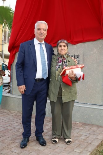 Halk oyunları gösterisinin ardından Başkan Bilgin, şehidin annesi Gülsen Kandemir'e Kuran-ı Kerim, Türk Bayrağı ve Nutuk hediye etti.