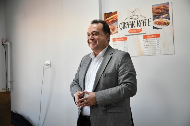 Çırak Kafe, sanayi sitesi çalışanları ve genç çıraklar için sıcak bir ortamda uygun fiyatlarla kaliteli hizmet sunmayı hedeflerken, sanayi esnafı destekleri için Akhisar Belediye Başkanı Besim Dutlulu’ya teşekkürlerini iletti.