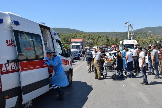 Yaralılar, sağlık ekipleri tarafından yapılan ilk müdahalenin ardından ambulanslarla Kemalpaşa Devlet Hastanesine kaldırıldı.