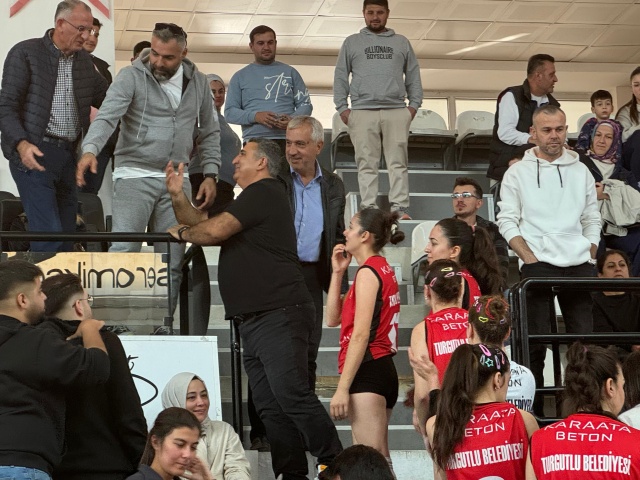 Turgutlu Belediyespor Kadın Voleybol takımı evinde konuk ettiği Aydın Büyükşehir Belediyespor’u 3-0 yenerek haftayı kayıpsız kapattı.