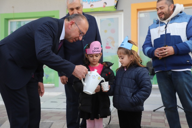 “Çocuklarımızın yarınlarına ışık tutmaya devam edeceğiz”
Turgutlu Belediye Başkanı Çetin Akın, “Okul öncesi eğitimi ve üç öğün beslenmeyi ücretsiz vererek Türkiye’ye örnek olduğumuz, bugüne kadar yüzlerce çocuğumuza eğitim verdiğimiz Mustafa Kemal Mahallesi Çocuk Kültür Sanat Merkezi’mizin ikinci yaşı için düzenlenen programa Başkan Yardımcılarımız Hüseyin Maliz, Ali Rıza Kıran, Evren Erbaş Ser, Kültür ve Sosyal İşler Müdürümüz Bülent Gökmen ile birlikte katıldık. Minik öğrencilerimizin hazırladığı gösterilerle renklenen bu özel günde, onların mutluluğunu paylaşmak bizler için büyük bir gurur kaynağıydı. Eğitimde fırsat eşitliği için çıktığımız bu yolda, çocuklarımızın yarınlarına ışık tutmaya devam edeceğiz” dedi.