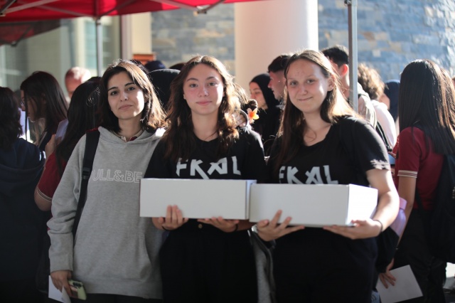 Akhisar Belediyesi üniversite sınavına hazırlanan gençlere soru bankası, konu anlatımı ve deneme sınavlarını içeren kitap desteğinde bulunuyor. Öğrencilerin, Akhisar Belediyesi önünde kurulan stantların bu kitapları ücretsiz şekilde temin edebileceklerini söyleyen Akhisar Belediye Başkanı Besim Dutlulu, “Geleceğimizin mimarı gençlerimizin her zaman yanında olmaya devam edeceğiz” dedi.