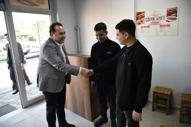 Akhisar Belediyesi, Nuri Giyik Sanayi Sitesi’nde çalışan genç çırakların günlük ihtiyaçlarını ekonomik şekilde karşılayabilmeleri için “Çırak Kafe”yi hizmete açtı. Gençlerin sabah kahvaltıları ve öğle yemeklerini uygun fiyatlarla temin edebileceği kafe, hem sıcak bir buluşma noktası hem de gençlerin bütçesine alternatif bir mekan olarak hizmet edecek.
