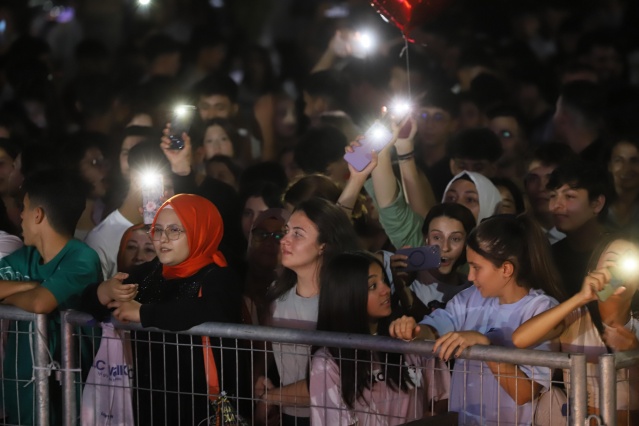 Turgutlu Belediyesi, Bağ Bozumu ve Kurtuluş Şenlikleri etkinlikleri kapsamında muhteşem bir finale imza attı. 30 Ağustos’ta başlayan etkinlikler, kültürel ve sanatsal faaliyetlerle geçti. Turgutlu halkı etkinliklerde büyük bir coşkuyla yer aldı. 7 Eylül olan Turgutlu'nun kurtuluş gününde gerçekleşen final gecesi, sevilen muzik grubu İkilem'in sahne almasıyla doruğa ulaştı. İkilem, en sevilen şarkılarını seslendirerek konser alanını dolduran binlerce kişiye unutulmaz bir akşam yaşattı. Konseri izleyenler, sanatçıların enerjisi ve performansı karşısında büyük bir coşku ve heyecan yaşadı.