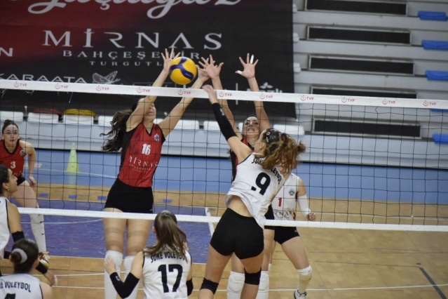 Kadın Basketbol Takımı farklı kazandı



Lidya Garden City Turgutlu Belediyespor Kadın Basketbol Takımı, Çankaya Üniversitesi’ni konuk ettiği maçta rakibine şans tanımadı. Maçın başından itibaren üstün bir performans sergileyen Turgutlu ekibi, karşılaşmanın tamamında kontrolü elinde tutarak 83-53 gibi net bir skorla galip geldi. Rakibine karşı büyük bir üstünlük kuran Turgutlu ekibi, özellikle savunmada gösterdiği etkili oyunla dikkat çekti. Lidya Garden City Turgutlu Belediyespor Kadın Basketbol Takımı, maç boyunca rakibine sadece 53 sayı şansı verirken, rakibinin potasında ise sayısal anlamda büyük bir fark yarattı.