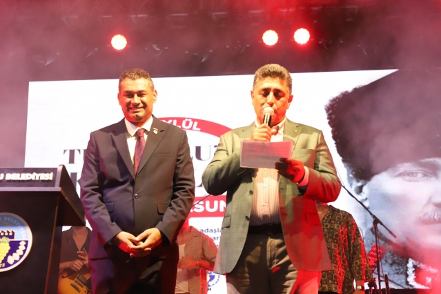 Turgutlu Belediye Başkanvekili Bilge Cebe, "Ne mutlu bizlere ki düşman işgalinden kurtuluşumuzun 102. yıldönümünü hep birlikte coşkuyla kutluyoruz. Biliyorum ki, Turgutlu halkının ilk kurtuluş bayramımızdan bugüne dek devam eden coşkusu hiç eksilmeyecek. Kurtuluş Günümüzü İkilem grubunun konseriyle kutlarken etkinlikler kapsamında emek veren, bizlerle birlikte olan başta sizlere ve tüm çalışma arkadaşlarımıza çok teşekkür ediyorum. İyi ki varsınız!