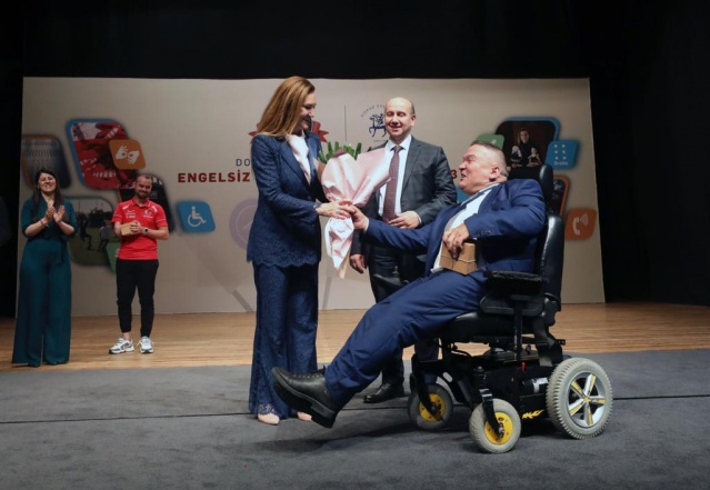 Türkiye’nin saygın yükseköğretim kurumlarından birisi olan Dokuz Eylül Üniversitesi’nde (DEÜ), ‘Engelsiz Üniversite’ ödül töreni heyecanı yaşandı. Yükseköğretim Kurulu (YÖK) tarafından düzenlenen ‘2023 Engelsiz Üniversiteler Ödülleri’ törenine Türkiye çapındaki başarılarıyla damga vuran DEÜ, Engelsiz Program Nişanı kategorisinde Türkiye birincisi; Engelsiz Üniversite Bayrak Ödülleri kategorisinde ise Türkiye üçüncüsü olmuştu. DEÜ Rektörlüğü tarafından elde edilen başarıların ve gururun paylaşılması için düzenlenen 'Engelsiz Üniversite Ödülleri Kutlama Töreni’ne, Çalışma ve Sosyal Güvenlik Bakan Yardımcısı Prof. Dr. Lutfihak Alpkan da katıldı. Törende konuşan DEÜ Rektörü Prof. Dr. Nükhet Hotar, DEÜ’nün engelsiz toplum ve üniversite anlayışına uygun akademik ve bilimsel çalışmalar yürüttüğünün altını çizerek, “Geçmişte de Engelsiz Üniversite ödüllerine layık görülen kurumumuzun, günümüzde dokuz programı nişan alarak Türkiye birincisi olması sürpriz olmadı” dedi.