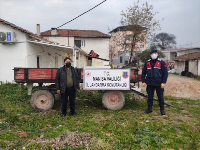 -  11 Aralık 2021 günü Akhisar ilçesi Hamidiye Mahallesi Safran Tepe Mevkiinde MASKİ ‘ye ait su deposundan 1 adet güneş paneli, 1 adet 12 watt akü, 1 adet klor dozaj pompası, 1 adet solar akü regülatörünün ve sinyal sistem kartının çalınması olayı,

-  25 Aralık 2021 günü Akhisar ilçesi Dayıoğlu Mahallesi Cılız Mevkiinde S. T. 'ya ait evden 1 adet buzdolabı, 1 adet 12 kg' lık ev tüpü, 1 adet odun sobası, 2 adet tekli koltuğun çalınması olayı,

-  25 Aralık 2021 günü Akhisar ilçesi Dayıoğlu Mahallesi Cılız Mevkiinde M. E.‘ye ait evden 50 Güvercin, 2 adet kaz, 11 tavuğun çalınması olayı,

-  25 Aralık 2021 günü Akhisar İlçesi Hamidiye Mahallesi, Delihekim Mevkiinde Ö. U.'ya ait bağ evinden traktör aküsü, çapa motoru, odun kesme makinesi, 2 adet şarjlı ilaçlama pompası, 1 adet demir el arabasının çalınması olayı

-  04 Ocak 2022 günü Akhisar ilçesi Hamidiye Mahallesi Somaklı Mevkiinde R. Y ‘ya ait iş yerinden 1 adet AKSA marka ,sarı renkli, tekerlekli, 85,5 KW'lık benzinli Jeneratörün çalınması olayı,

-  21 Ocak 2022 günü Akhisar İlçesi Hamidiye Mahallesi, Hamidiye Sokak No:113 adresinden K. U.'ya ait kamyonun aküsünün çalınması olayı,

-  29 Ocak 2022 günü Manisa ili Akhisar ilçesi Eroğlu Mahallesi Sokmalar Mevkiinde A. İ. ve O. Ş. ‘a ait ev ve eklentilerinden 3 adet demir kapı, 1 adet pencere korkuluğu, 1 adet buzdolabı, 1 adet fırınlı ocak, 2 adet elektronik kantar, 30 adet 25 kg' lık plastik sandık, 9 adet 220 lt' lik plastik bidon, 1 adet dalgıç pompası ve çokça muhtelif ev ve inşaat malzemelerinin çalınması olayının  meydana gelmesi üzerine,

Akhisar ilçesine bağlı  mahallelerde Aralık ve Ocak ayları içerisinde meydana gelen hırsızlık olaylarındaki artışlar üzerine Akhisar Cumhuriyet Başsavcılığının koordinesinde Akhisar İlçe Jandarma  Komutanlığına bağlı ekipler ve Jandarma Suç Araştırma Timi (JASAT) tarafından yapılan geniş çaplı araştırma ve inceleme neticesinde yedi ayrı hırsızlık olayının B.Ö. , M.E.B. ve M.Ö. tarafından gerçekleştirildiği, hırsızlık malları ile Çamönü Mahallesinde kendilerine çiftlik kurdukları, çalınan eşyaları burada sakladıkları tespit edilerek şüphelilerin evlerinde ve çiftliklerinde yapılan aramada yedi ayrı evden çalınan malzemeler ele geçirilerek sahiplerine teslim edilmiş, şüphelilerden B.Ö Adli kontrol şartıyla serbest bırakılmış diğer şüpheliler  M.E.B ve M.Ö sevk edildikleri mahkemece tutuklanarak Akhisar T Tipi Cezaevine teslim edilmiştir.